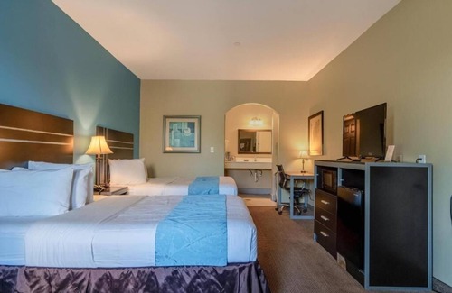 Moulton Hotel | Free Parking And Breakfast At A Sleek Room Near Tracie’s Bar