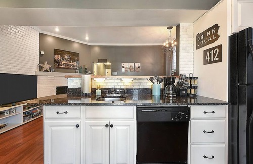 Central Northside Apartment | Free Parking★Cute Outdoor Deck★Overlooks Park!