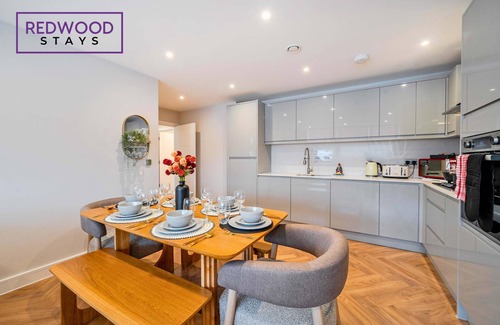 Rushmoor District Apartment | FREE Parking, Hi-Speed WiFi,55 Inch 4K TV LongStay