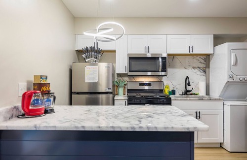 Medical District Apartment | FREE Parking Modern Studio - Downtown Medical District