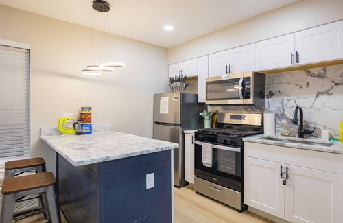 Medical District Apartment | FREE Parking Modern Studio - Downtown Medical District