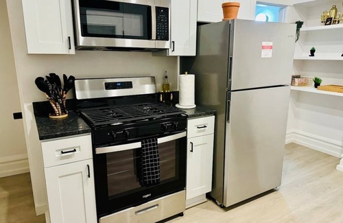 Victorian Village House | Free Parking – PRIME Location – Top Rated