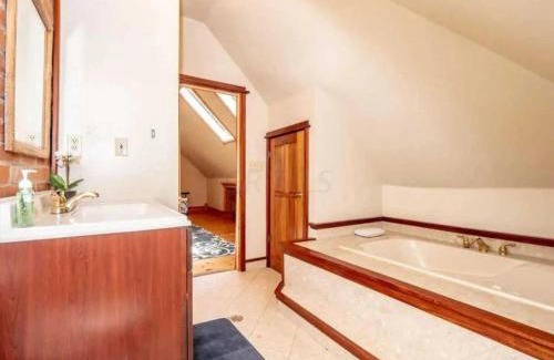 Victorian Village House | Free Parking - Prime Location - Downtown