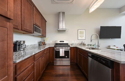 Bluff Apartment | Free Parking!★ Private Gym★ Great Views!