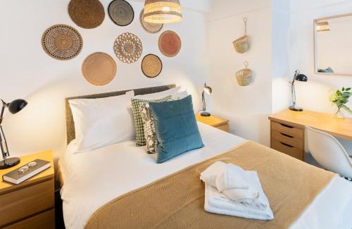 Horfield House | Free Parking Sleeps 7 Garden with Patio Gloucester Road