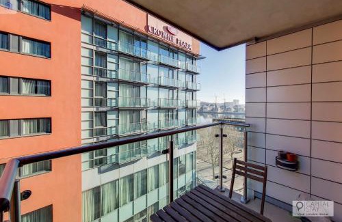 Docklands Apartment | FREE PARKING - Stylish Three Bedroom Apartment by London ExCeL