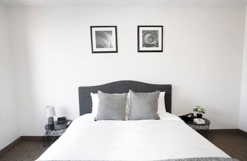 Downtown Winnipeg Apartment | Free Parking & Wi-Fi! One-bedroom Suite