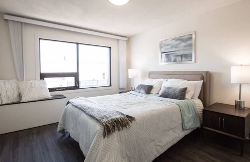Downtown Winnipeg Apartment | Free Parking & Wi-Fi! One Bedroom Suite Downtown