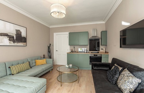 Hawick Apartment | Free Private parking | central location | park walking distance