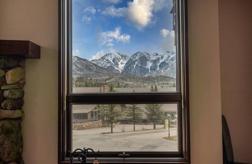 Purgatory House | Free Ski Shuttle, Cozy Condo, Hot Tub, Pool!