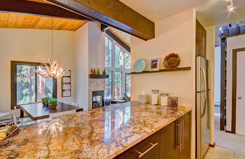 Peak 9 Condo | Free SkyCard Act - Top-Floor, Pool/Hot Tubs - Tannenbaum By The River