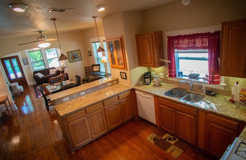 New Braunfels House | Free tubes. Schlitterbahn is a 3-minute drive. Walk to the Comal River.