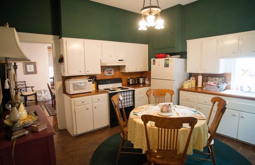 New Braunfels House | Free tubes. Walk to the river. Beautiful vintage home. Private back deck.