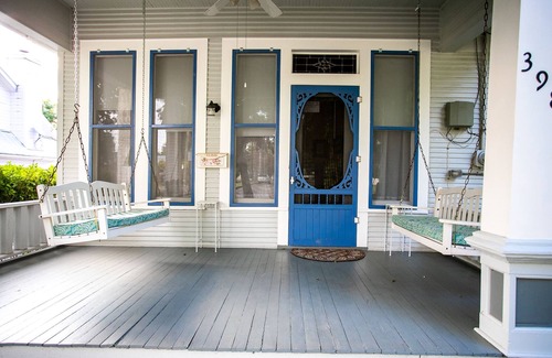 New Braunfels House | Free tubes. Walk to the river. Beautiful vintage home. Private back deck.