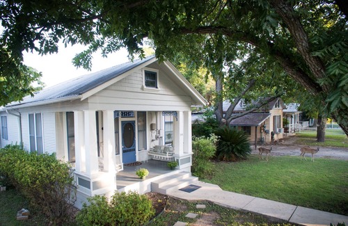 New Braunfels House | Free tubes. Walk to the river. Beautiful vintage home. Private back deck.