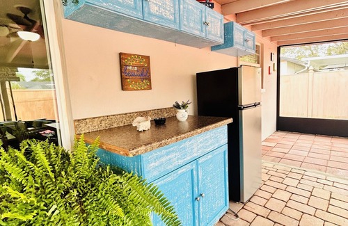 Tampa House | Frenzy for the old w/heatedpool in a safe and quite neighborhood!