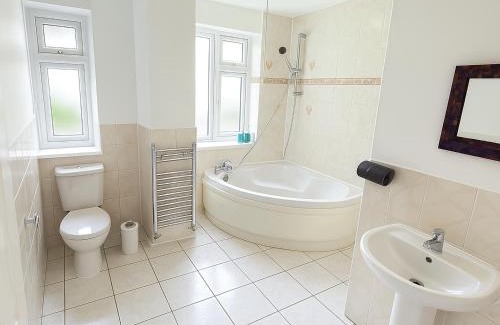 Stroud Green Apartment | Fresh 2-Bed Flat - 10 min Finsbury Park Tube