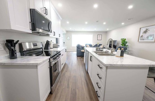 Grande Prairie House | Fresh & Modern | 3BR 1.5 Bath | Smart TV | WIFI