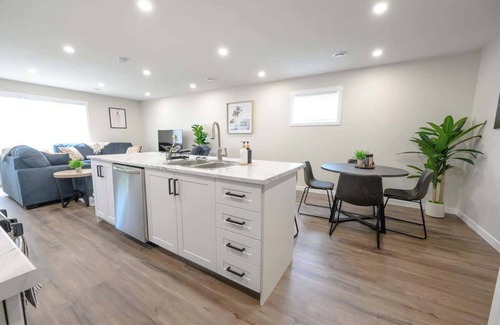 Grande Prairie House | Fresh & Modern | 3BR 1.5 Bath | Smart TV | WIFI