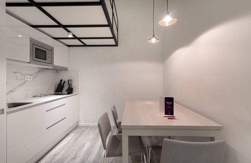 Centro Apartment | Fresh Velazquez Apartment B