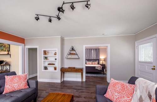 Hood River House | Freshly Remodeled 2 Bedroom Private House in Central Hood River. License # 715