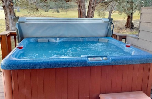 Redmond House | Freshly remodeled and updated dog friendly get-away w/Private Hot Tub and view!