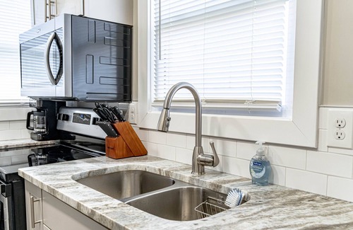 Shelby Park Apartment | Freshly renovated home is centrally-located right in the heart of Louisville.