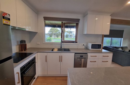 Corinella House | Freshly renovated interior, only a short walk to boat ramp & Fig & The Bay Cafe