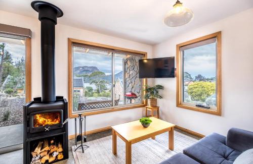 Coles Bay Apartment | Freycinet Stone Studio 7 - Quartz