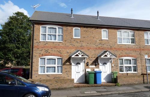 Sittingbourne House | Friars Walk houses with 2 bedrooms, 2 bathrooms, fast Wi-Fi and private parking