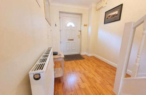 Sittingbourne House | Friars Walk houses with 2 bedrooms, 2 bathrooms, fast Wi-Fi and private parking