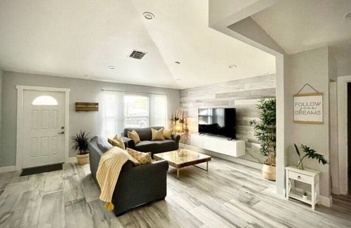 Golden Gate House | Frida's Blue House in Naples close to Downtown Naples