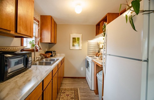 Friendly House | Friendly Alley Bungalow~Private Oasis Close to UO
