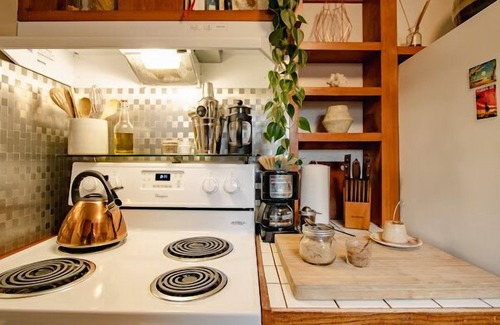 Friendly House | Friendly Alley Bungalow~Private Oasis Close to UO