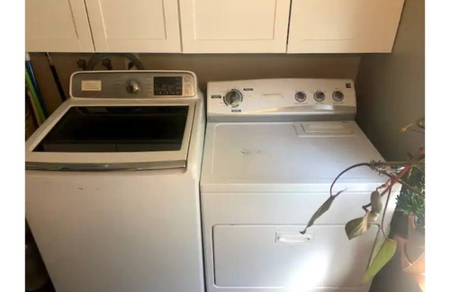 Friendly House | Friendly Alley Bungalow~Private Oasis Close to UO