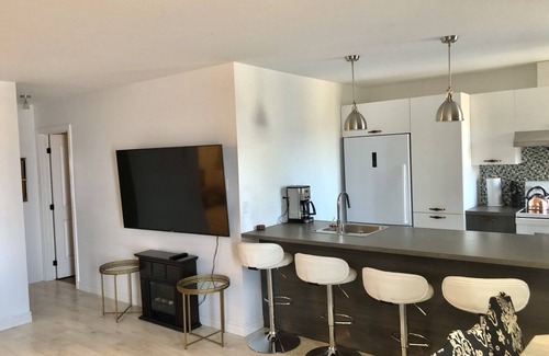 Desjardins Apartment | FRIENDLY Apartment 10 Guests Castle View