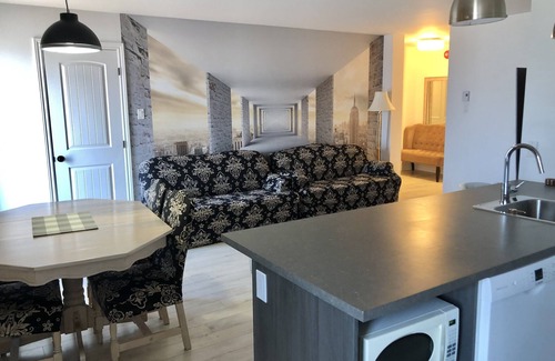 Desjardins Apartment | FRIENDLY Apartment 10 Guests Castle View