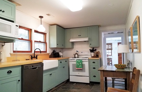 Ocracoke House | Friendly Grrrl is a modern and spacious pet friendly home located in a quiet, ce