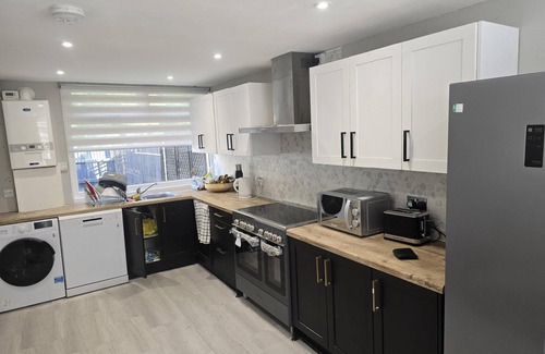 Northampton House | Friendly Retreat at Windermere Way upto 6 guests