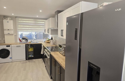 Northampton House | Friendly Retreat at Windermere Way upto 6 guests