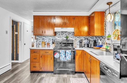 Bristol House | Friends & Family Retreat in Charming 4-bedroom House. Pet-Friendly!