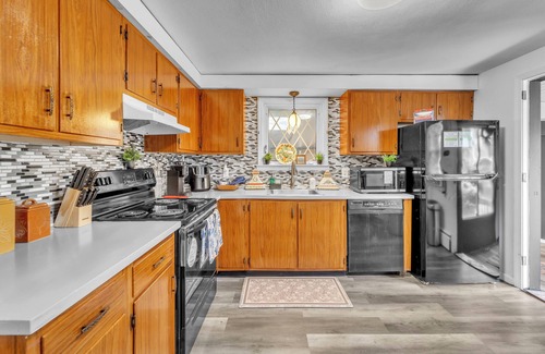 Bristol House | Friends & Family Retreat in Charming 4-bedroom House. Pet-Friendly!