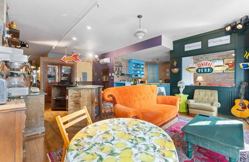 Cite Multimedia Apartment | Friends-Themed Loft | Old Montréal