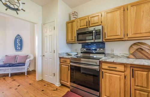 Deer Lake House | FRIPP ISLAND/Hot tub overlooking lake/Community Pool/6 Seater Golf Cart/Cards available-275 Deer Lake