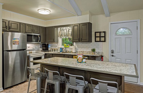 Briar Crest Woods House | Frolic on Fern by AvantStay | Enclosed Deck w/Forest Views, Bar