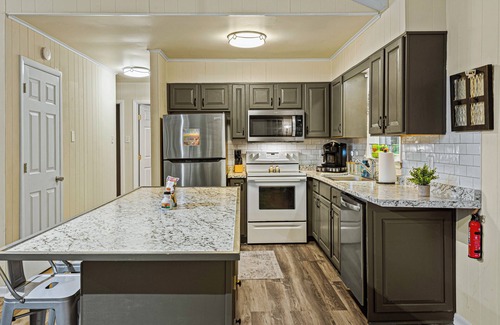 Briar Crest Woods House | Frolic on Fern by AvantStay | Enclosed Deck w/Forest Views, Bar