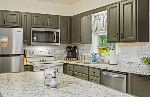 Briar Crest Woods House | Frolic on Fern by AvantStay | Enclosed Deck w/Forest Views, Bar