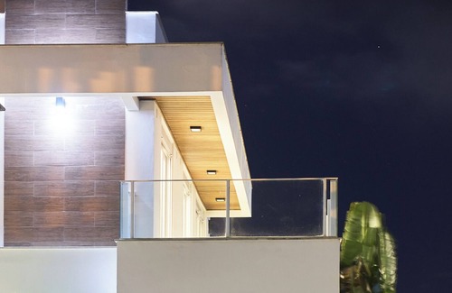 Santo Antonio de Lisboa House | From living room to beach! Most gorgeous sunset!