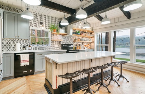 Newport Cabin | From Sunrise to Sunset - Peaceful Waterfront Escape 7 acres, 300+ ft. beachfront