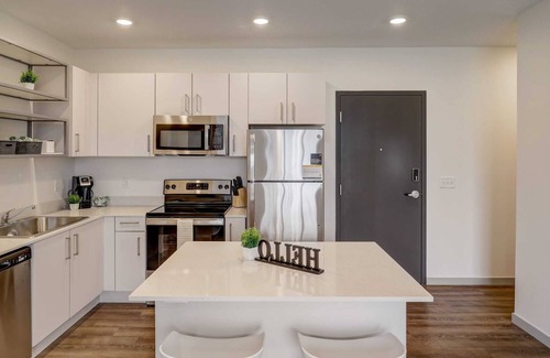 Downtown Lincoln Apartment | Frontdesk | 1 BR Apt by Schwartzkopf Park